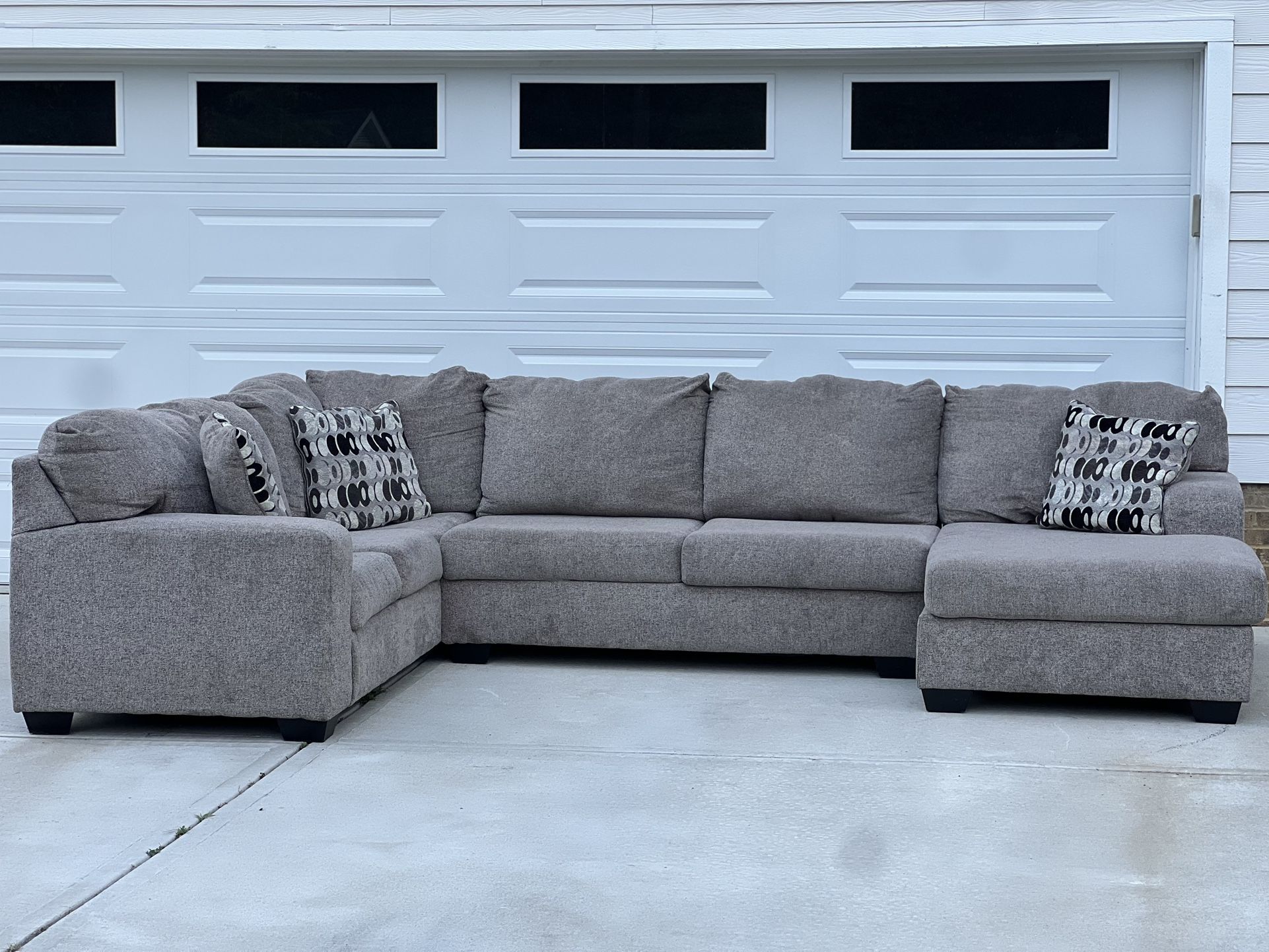 ⚪️ Ashley Furniture Sectional - Delivery Available
