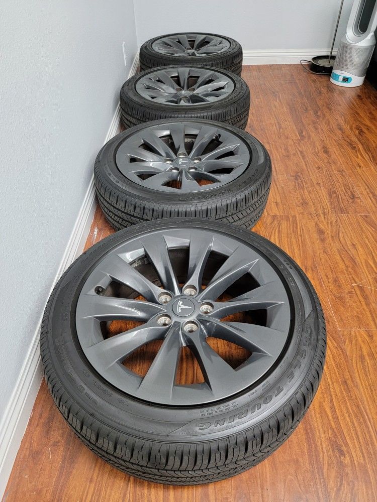 Tesla Model S Wheel And Tires