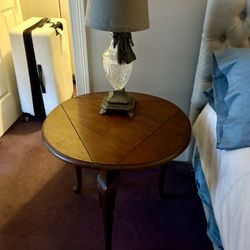 Queen Table And Lamp