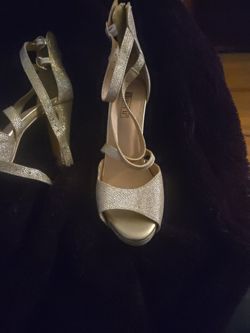 Shoes Woman Size 71/2 Beautifulll Shiny GOLD heels.