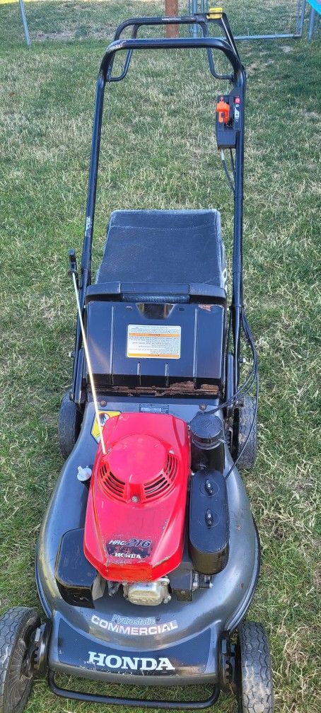 HONDA HRC216 COMERCIAL SELF PROPELLED LAWN MOWER. 