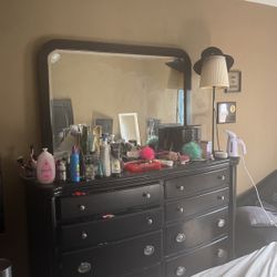 Dresser With Mirror 