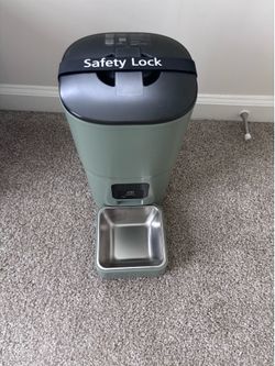 Automatic pet feeder