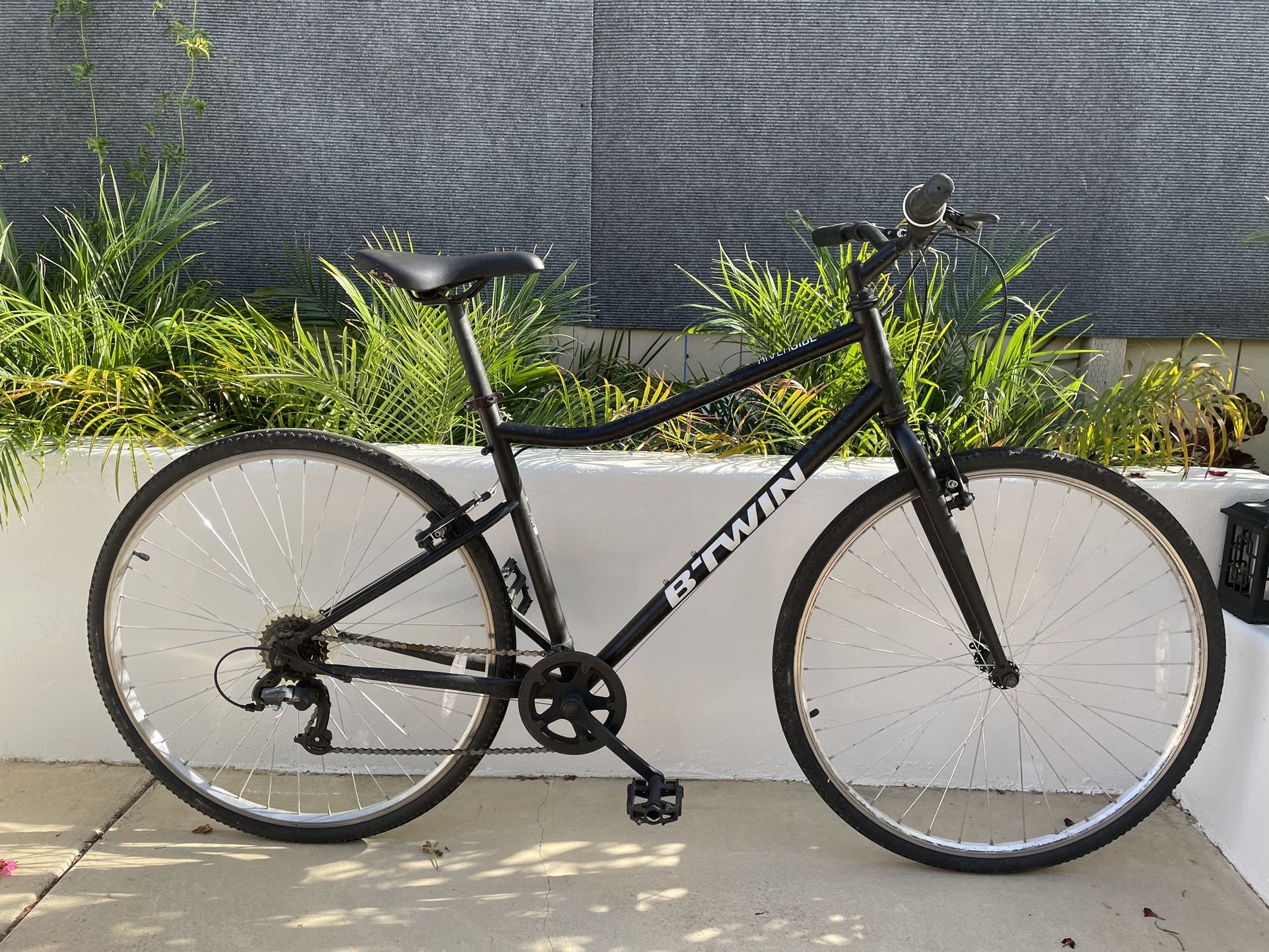 B-Twin Riverside 100 Hybrid Bike