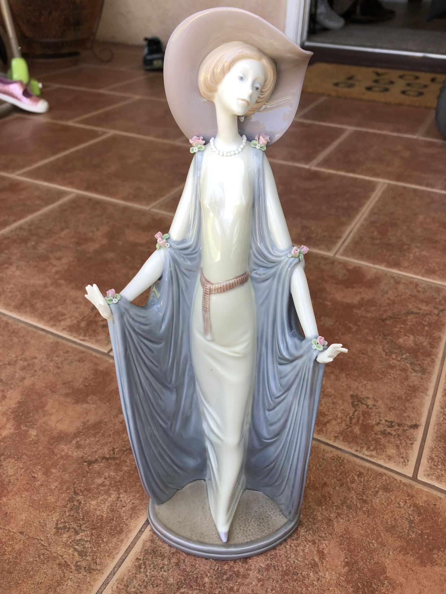 Lladro Figurine - Lady with Hat “Afternoon Tea” Excellent Condition vintage