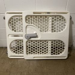 Safety 1st Easy Fit Adjustable Baby Security Gate  Good pre-owned condition.   Product details:  https://offerup.com/redirect/?o=aHR0cHM6Ly9zaG9wY21zc