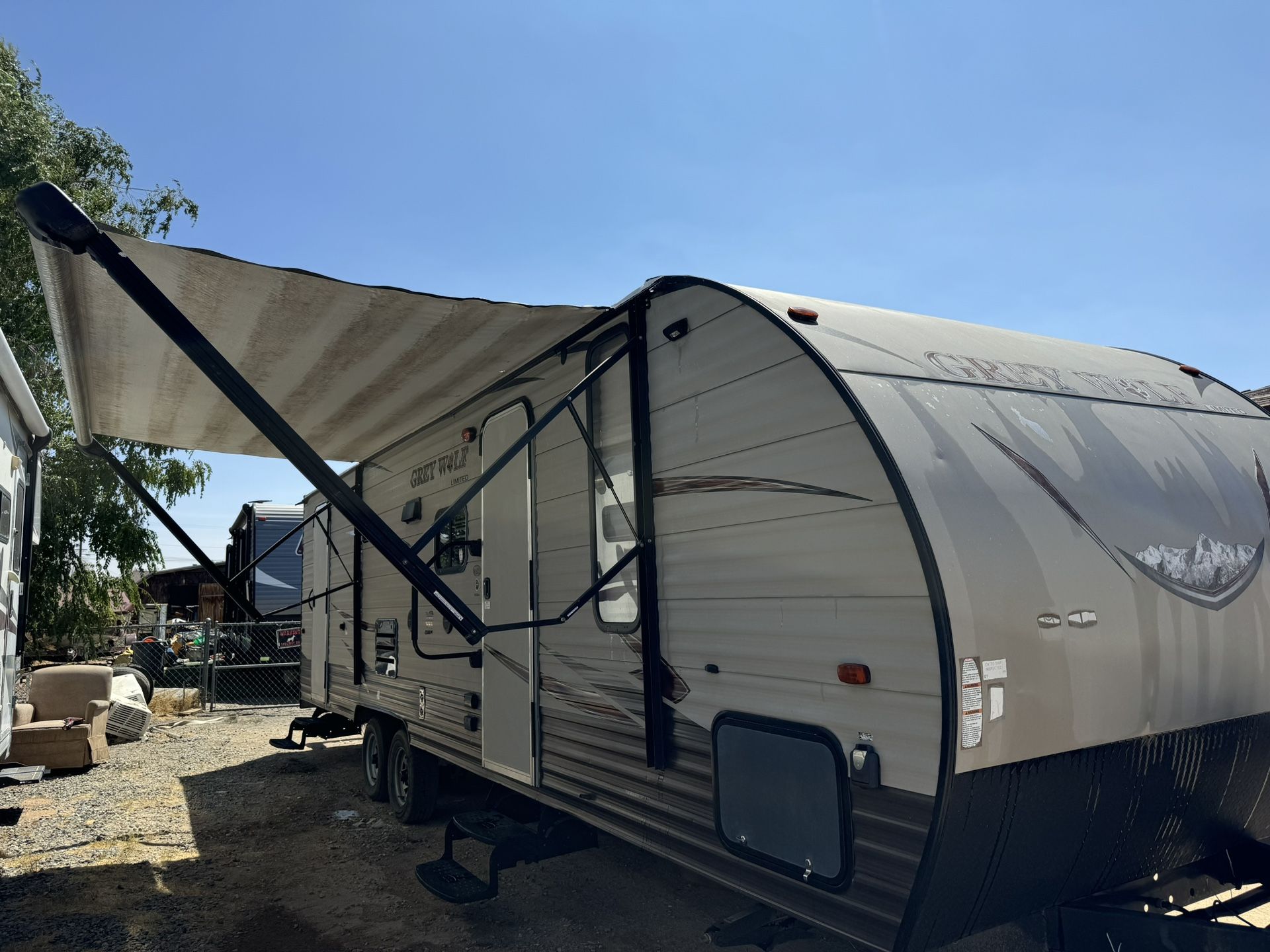 2016 Travel Trailer In Victorville Ca for Sale in Jurupa Valley, CA