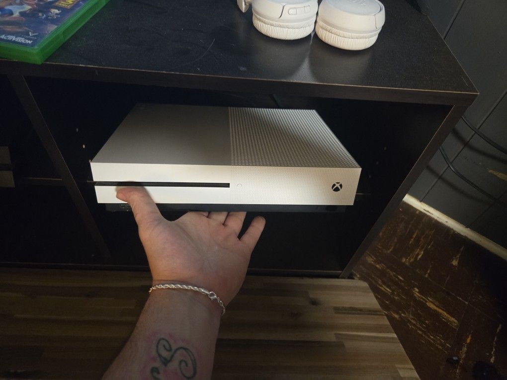 Xbox One S READ DESCRIPTION!