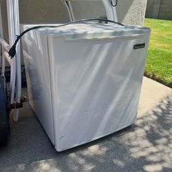 Magic chef mini fridge