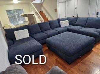 Living Spaces Oversized Sectional w/ Ottoman
Goose Feather 