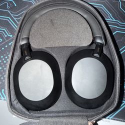 Sony XM5 Headphones (cable and aux cable included)