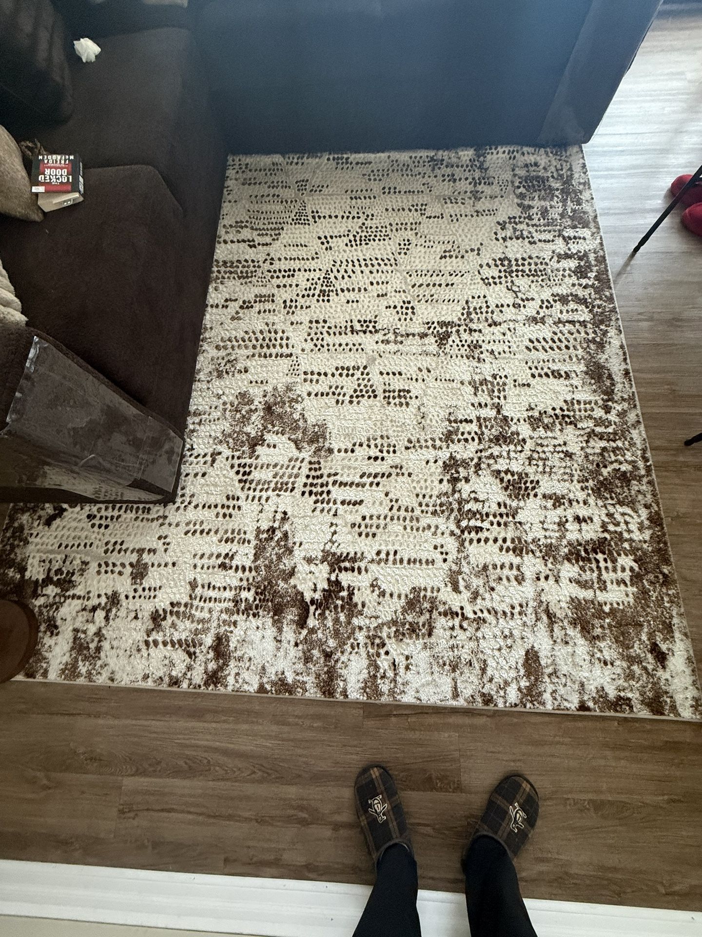 Beautiful Modern Persian-Style Area Rug – Cream & Brown