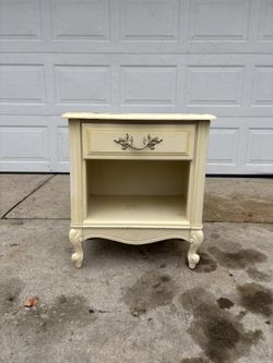 ‼️ LEA FURNITURE 1 DRAWER NIGHTSTAND‼️FOR SALE 50$ OR BEST OFFER‼️GOOD CONDITION🚚DELIVERY AVAILABLE🚚