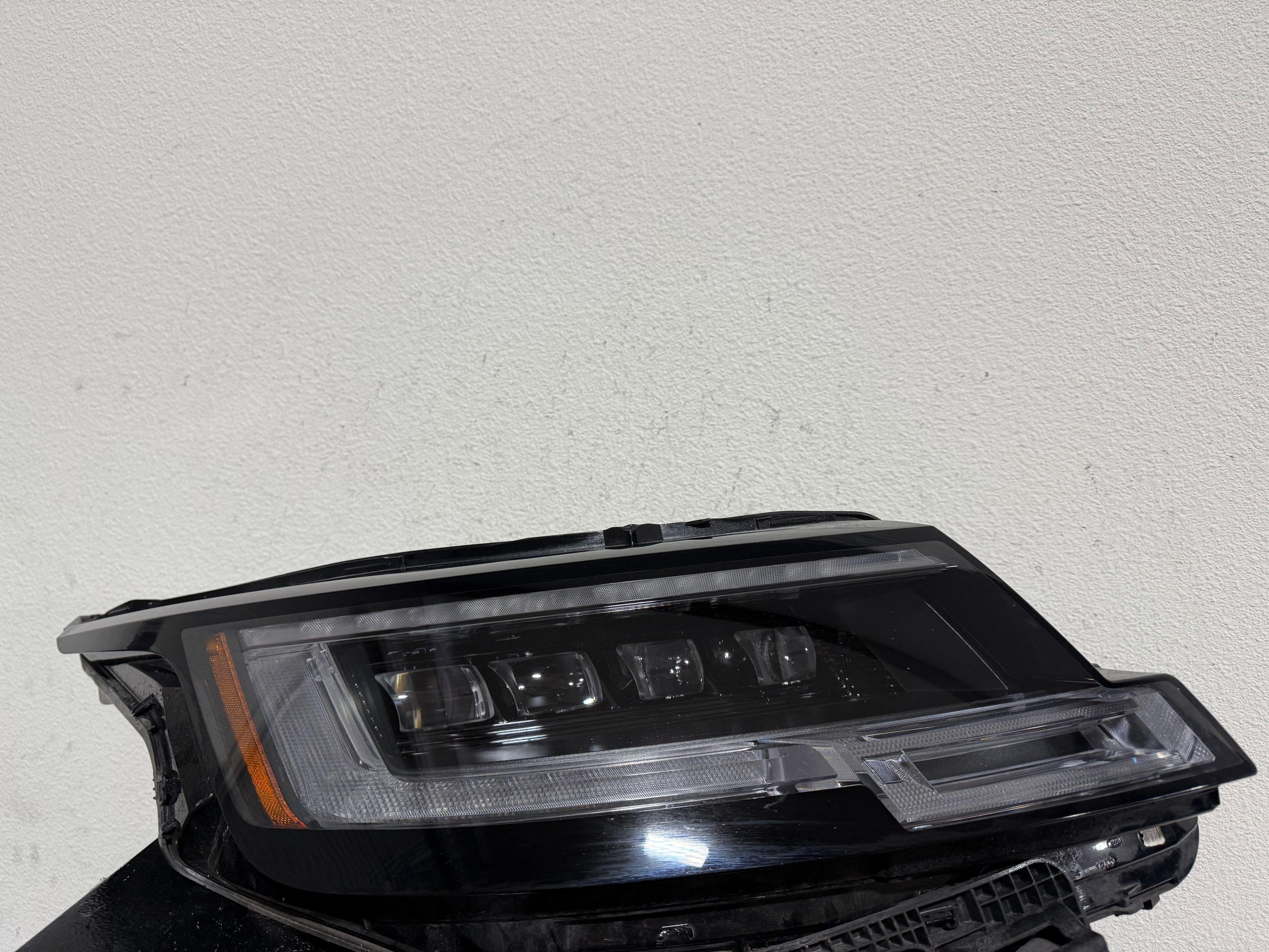 RANGE ROVER RIGHT HEADLIGHT 2024