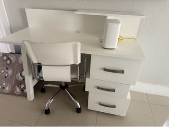 White desk with chair