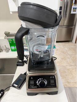 Vitamix blender 750 with New 64 Oz container