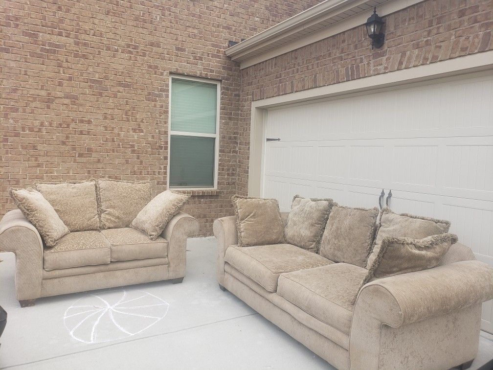 BEAUTIFUL SOFA AND LOVESEAT SET