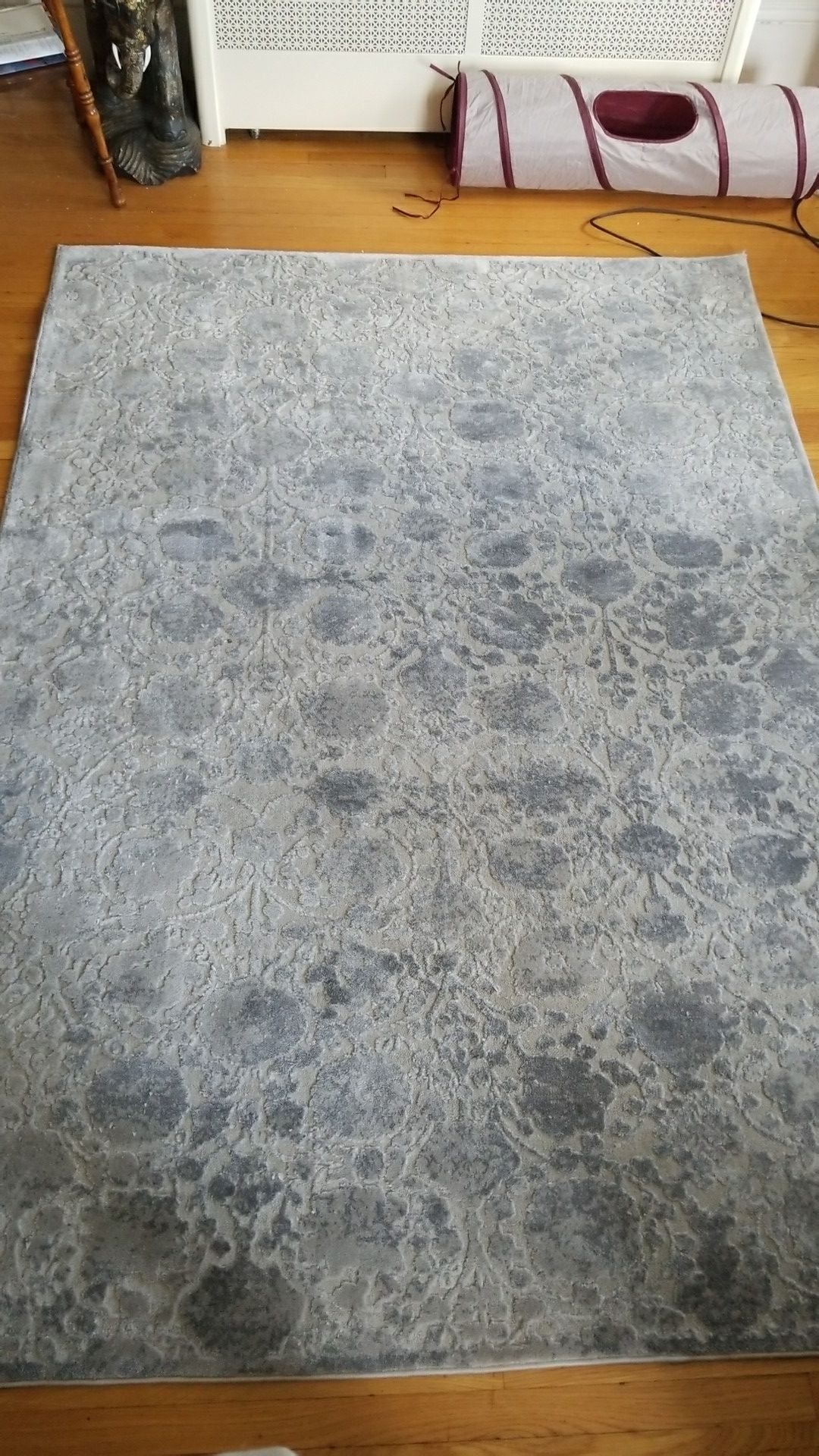 Grey/silver textured/patterned area rug (5x7)