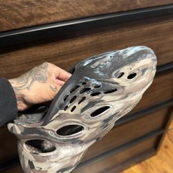 Adidas Foam runners Size 8