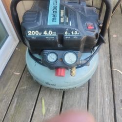 4 Gallon Oil Less Compressor 