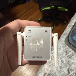 Netgear EX2700 