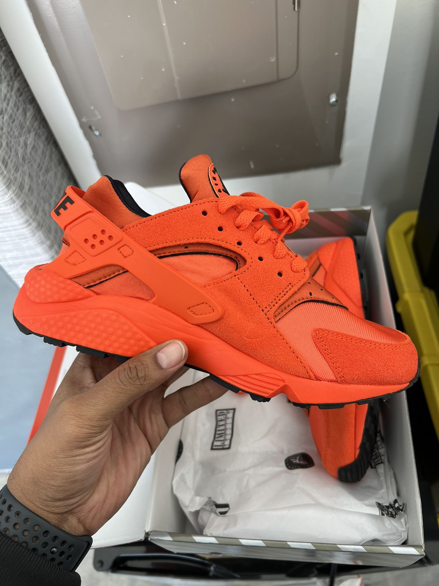 DS W NIKE AIR HUARACHE Size 9.5