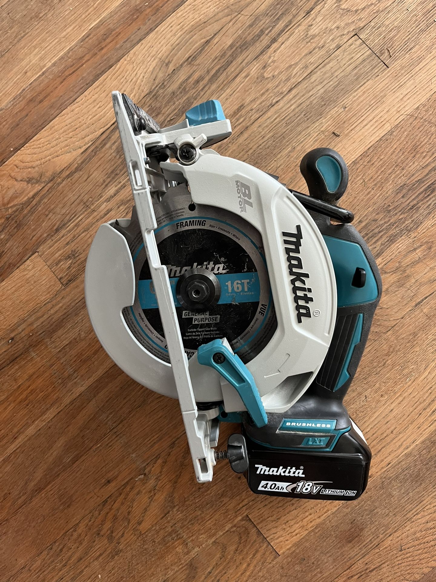 Makita XSH03 Circular Saw With 4.0 Battery