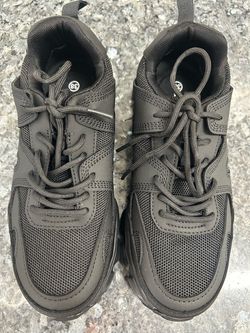 Lightweight black women's safety-toe work shoes, size 38 (7 1/2).