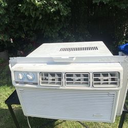 GoldStar AC Unit 5000 BTU window Air Conditioner GWHD5000 With Side Panels