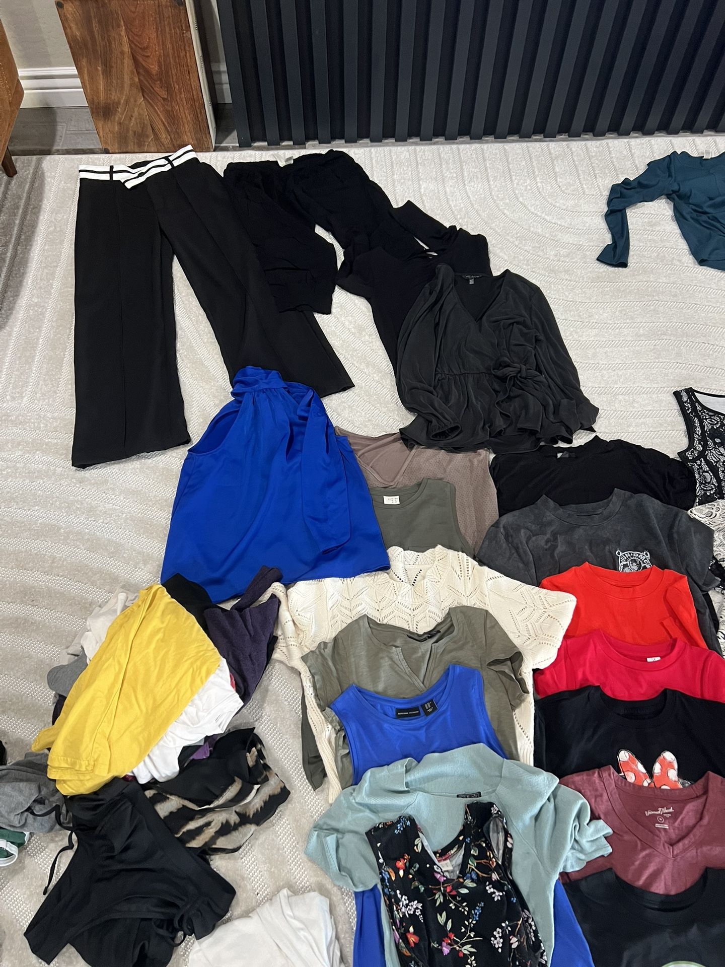Large Bundle / Lot Of Women’s / Juniors Clothes
