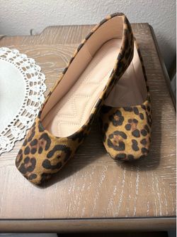Women 8 Leopard Flats