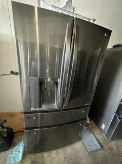 LG Stainless 4-Door French Fridge IceMaker