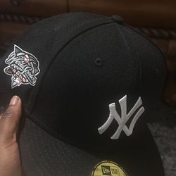 BLACK NEW ERA NEW YORK FITTED CAP WITH EMBROIDERY ON BACK