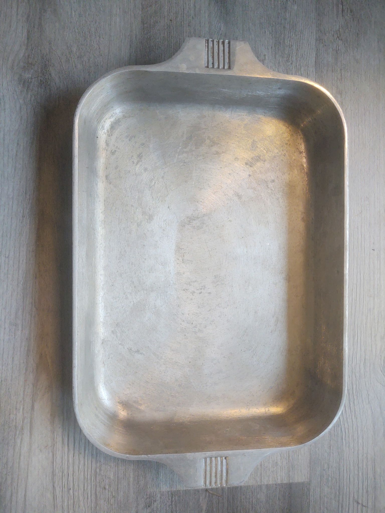 Vintage magnalite 15 1/2 x 9 3/4 x 2 inches cast aluminum roast and bake pan. GHC USA