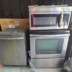 Combo: Microwave, Stove And Dishwasher 