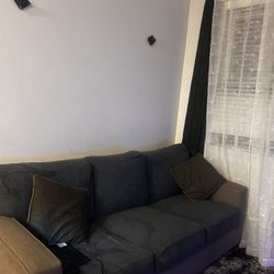 Modern Gray Couch – Excellent Condition!