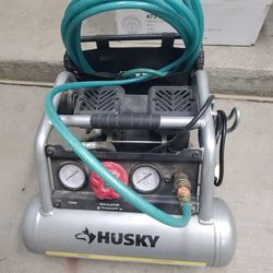 1 Gal. 135 PSI Portable Electric Oil-Free Quiet Jobsite Air Compressor with Dual Pressure Gauges and 1-Quick Coupler $60 O Mejor Offerta