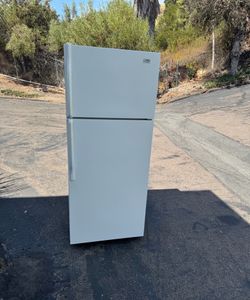 Refrigerator household fridge freezer full size (free local delivery)
