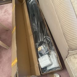 2024 Chevy Silverado truck bed cover brand new