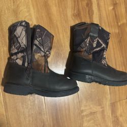 Boy’s Boots Size 1 (Water Repellent/Insulated)