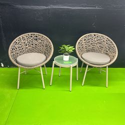 Coffee Table And 2 Chairs 