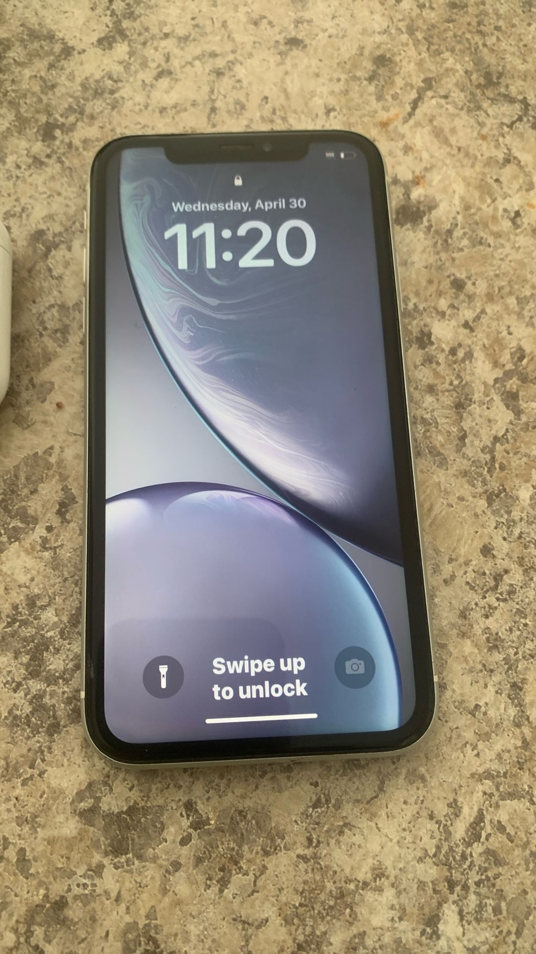 iPhone XR Whit Earbuds