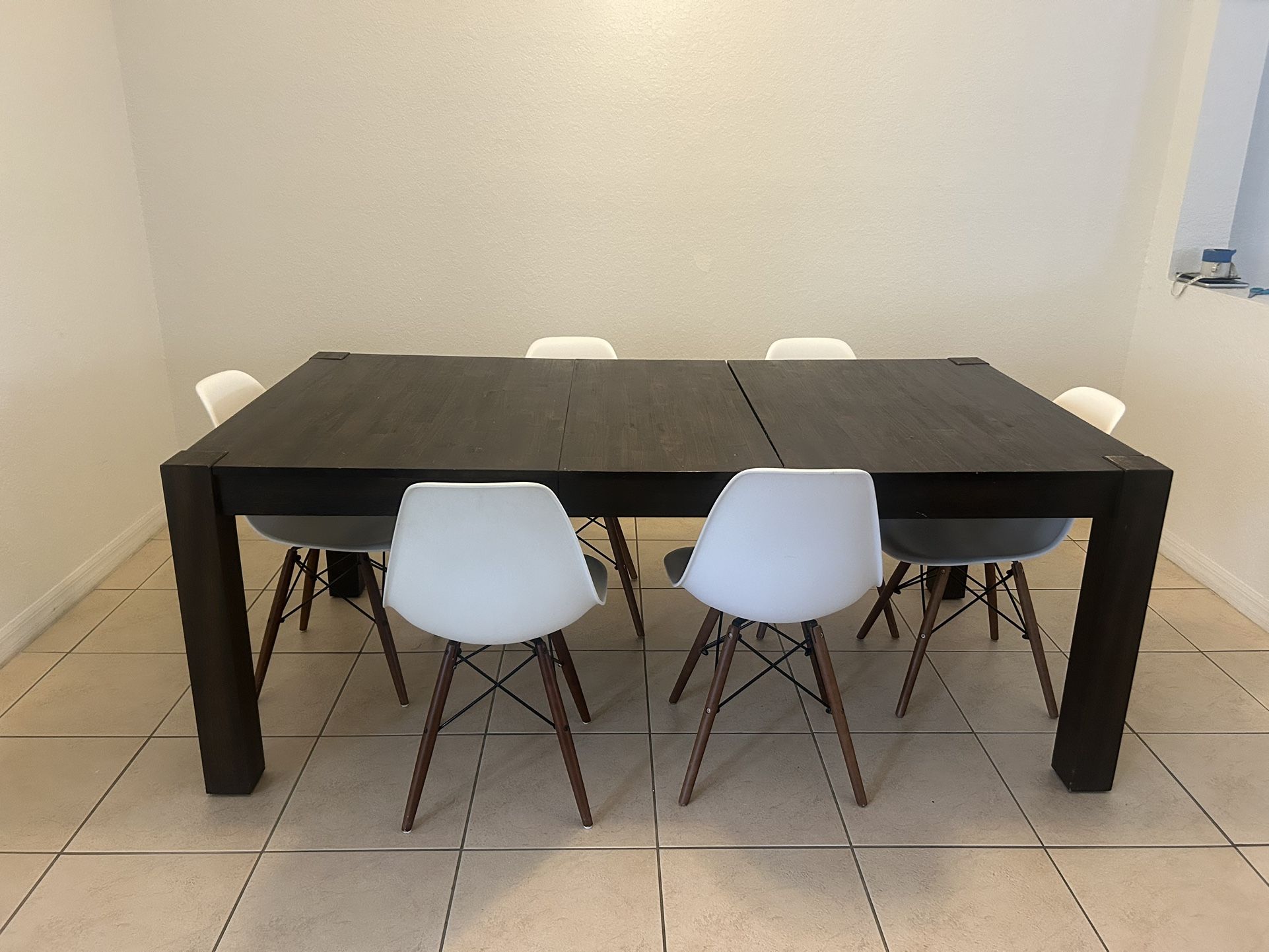 Dining Room Wooden With 6 Plastic Chairs