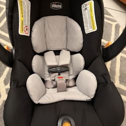 Like New Chicco KeyFit 30 Infant Car Seat With Base