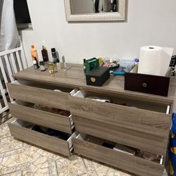 Wood 6‑Drawer Dresser – Good Condition, Light Wear 