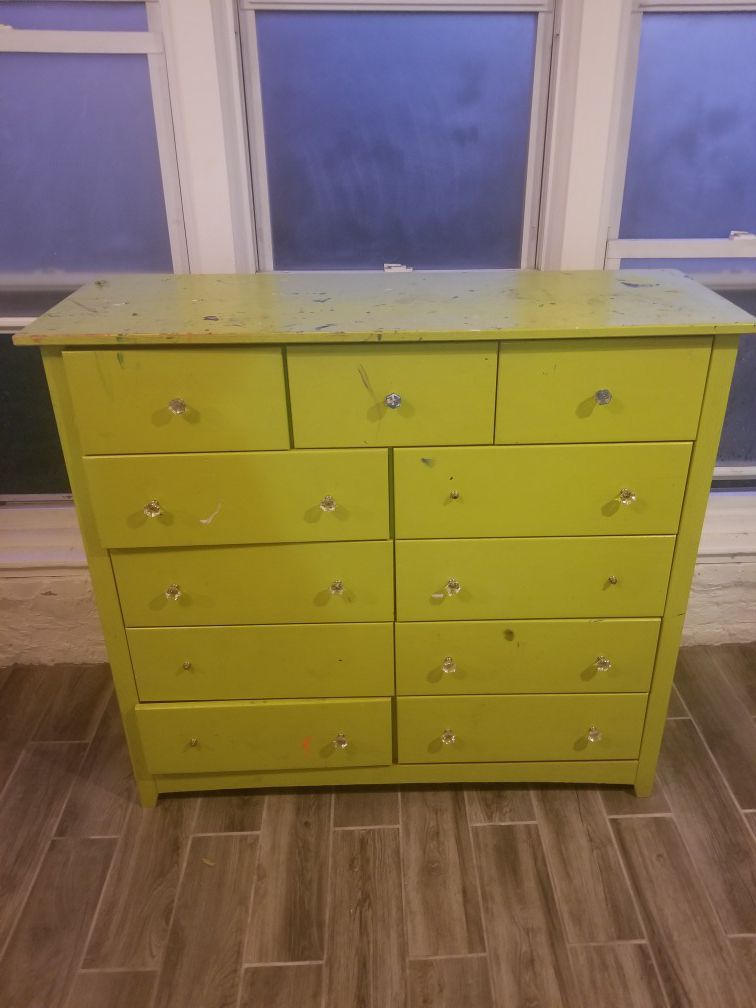 Chest of Drawers/ Dresser