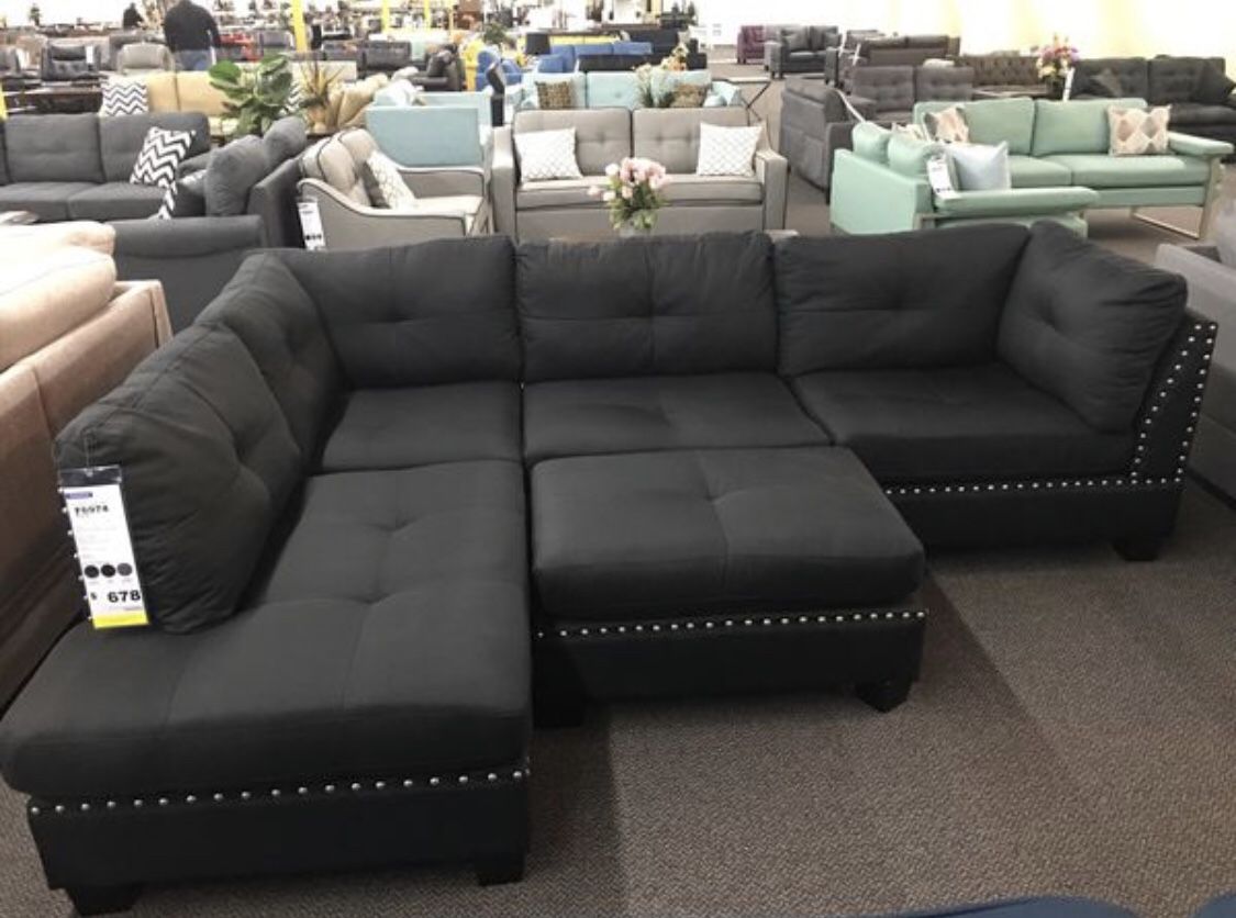 !!!!!!! STUDDED/ METALL/ BLACK-SECTIONAL SOFA!!!!! FINANCING AVAILABLE!!!!!