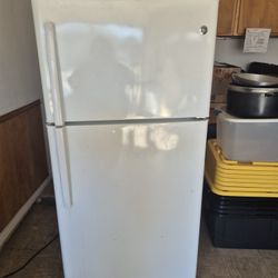 GE Refrigerator For Sale. 