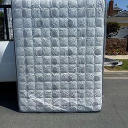 Queen size mattress pillow top 12”.  New mattress in a plastic sealed    We offer the best quality and service    📲☎️(213)713-74-89.   Call or Tex   
