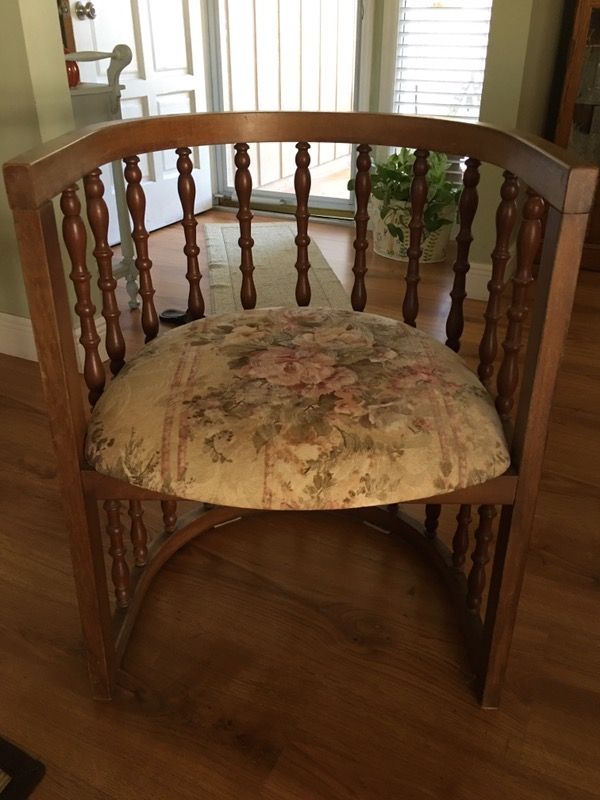 Spindle back barrel chair